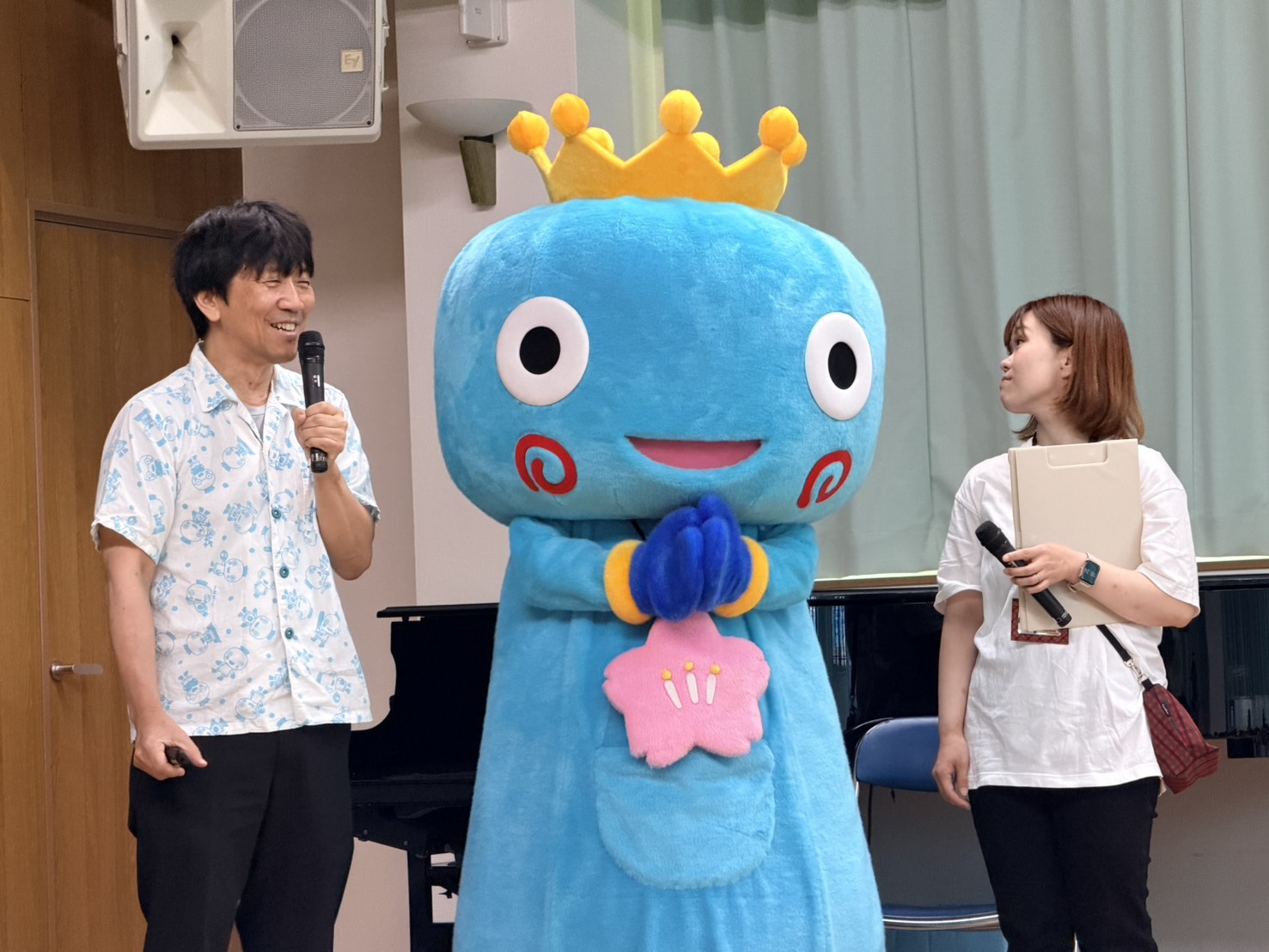 Featured image for “7月14日の保護者会主催で絵本作家のたかいよしかず先生がお越しになられました”